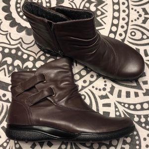 NEW Brn leather Clark’s boots size 9- run sm